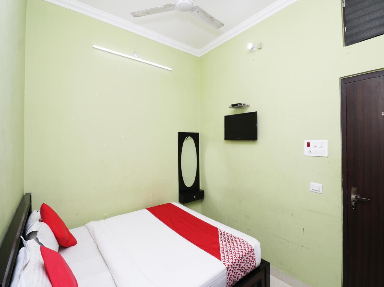 Capital O 11480 Hotel Blue Star Varanasi Exterior photo